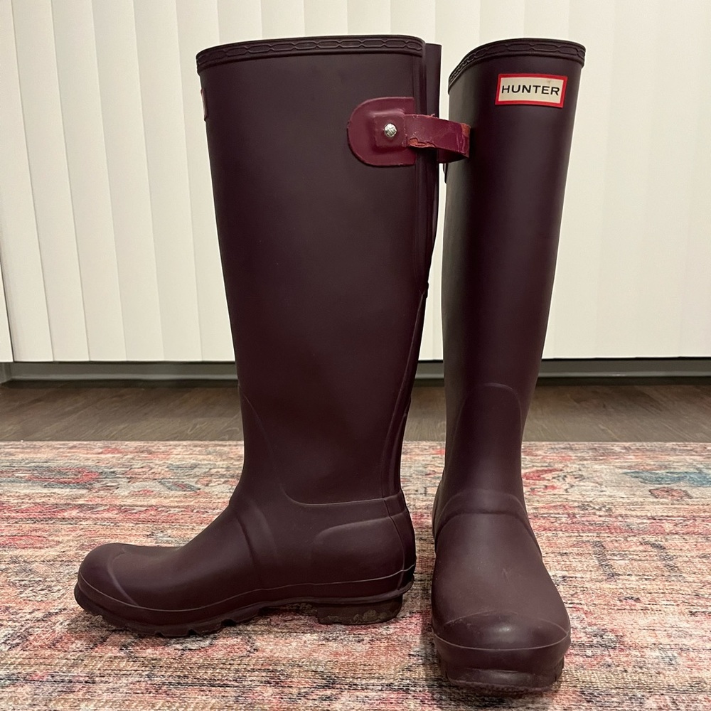 Size 7 HUNTER rain boots.